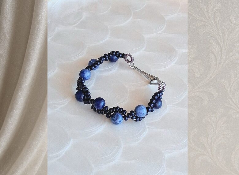 Rokassprādze ar zilā sodalita un stikla pērlītēm